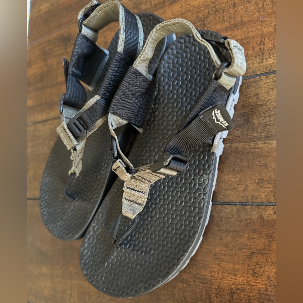 EUC Bedrock Cairn Sandal/black and olive green